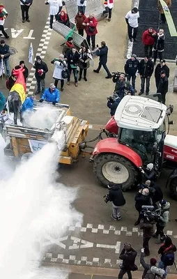 AB Konseyine süt tozuyla protesto