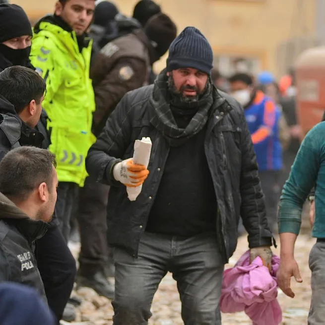108 saat sonra hayata tutundu ilk isteği döner oldu! Gaziantepte Ela Şirhattan ekipleri ağlatan istek