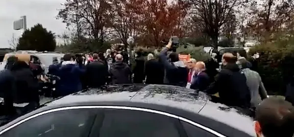 6li-ittifak-bulusmasinda-kemal-kilicdaroglunun-danismani-ve-korumalari-ekrem-imamoglu-yandasi-gazeteci-deniz-z-1646202505526.jpg 6'lı ittifak buluşmasında Kemal Kılıçdaroğlu'nun danışmanı ve korumaları Ekrem İmamoğlu yandaşı gazeteci Deniz Zeyrek'in üstüne yürüdü-3