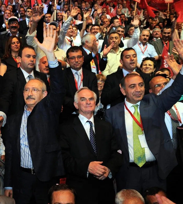 Kaset kumpasıyla koltuğa oturan Kılıçdaroğlu İmamoğlu’nun hançeriyle siyasi mefta oldu! İşte arşivden çıkan ihanet