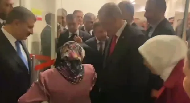 malatyali-fatma-teyzenin-baskan-erdogan-ile-bulusma-hayali-gercek-oldu-bahceli-elini-optu-1666979797404.jpeg