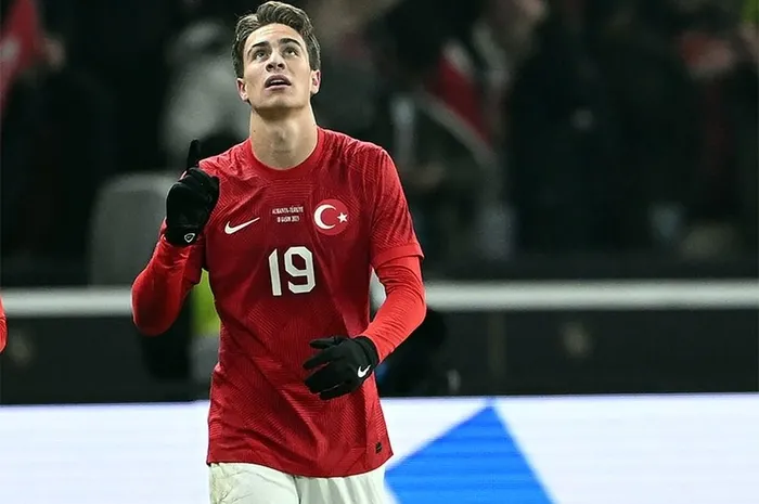 havada-ask-kokusu-var-aleyna-kalaycioglu-kenan-yildizi-yakin-markaja-aldi-1701814506191.jpeg Radara girdi! Aleyna Kalaycıoğlu, Kenan Yıldız'ı yakın markaja aldı-4