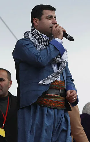 HDP'nin içinde kazan kaynıyor! Selahattin Demirtaş yeni parti hazırlığında