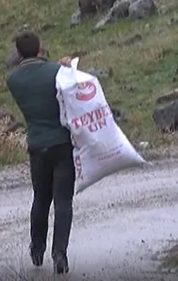 Mehmetçik üşümesin diye kilometrelerce sırtında taşıdı