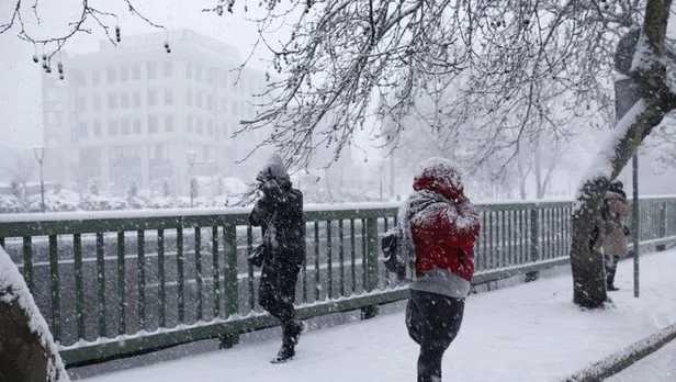 Kar yağışı İstanbul'a giriş yaptı! Meteoroloji'den İstanbul dahil 19 kente sarı ve turuncu kodlu uyarı! Kar yağışı fırtınası yolda-10