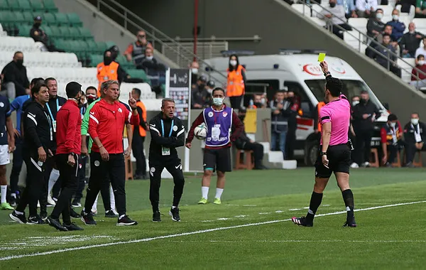 giresunspor-evinde-caykur-rizesporu-maglup-etti-rizespor-ates-hattina-dustu-1634388362570.jpg Giresunspor evinde Çaykur Rizespor'u mağlup etti! Rizespor ateş hattına düştü-4