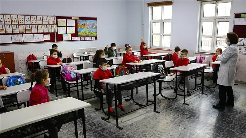 okullar-ne-zaman-acilacak-sorusu-netlesti-mebden-sicak-karar-pazartesi-gunu-ogretmen-ve-ogrenciler-dikkat-1234-1724338619605.jpg "Okullar ne zaman açılacak?" sorusu netleşti! Pazartesi günü öğretmen ve öğrenciler dikkat! 1.2.3.4.5.6.8.sınıflar...-4