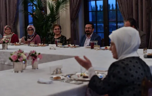 baskan-erdoganin-esi-emine-erdogan-evde-yasli-ve-engelli-birey-bakimi-yapan-ailelerle-iftarda-bulustu-1651007214124.jpeg
