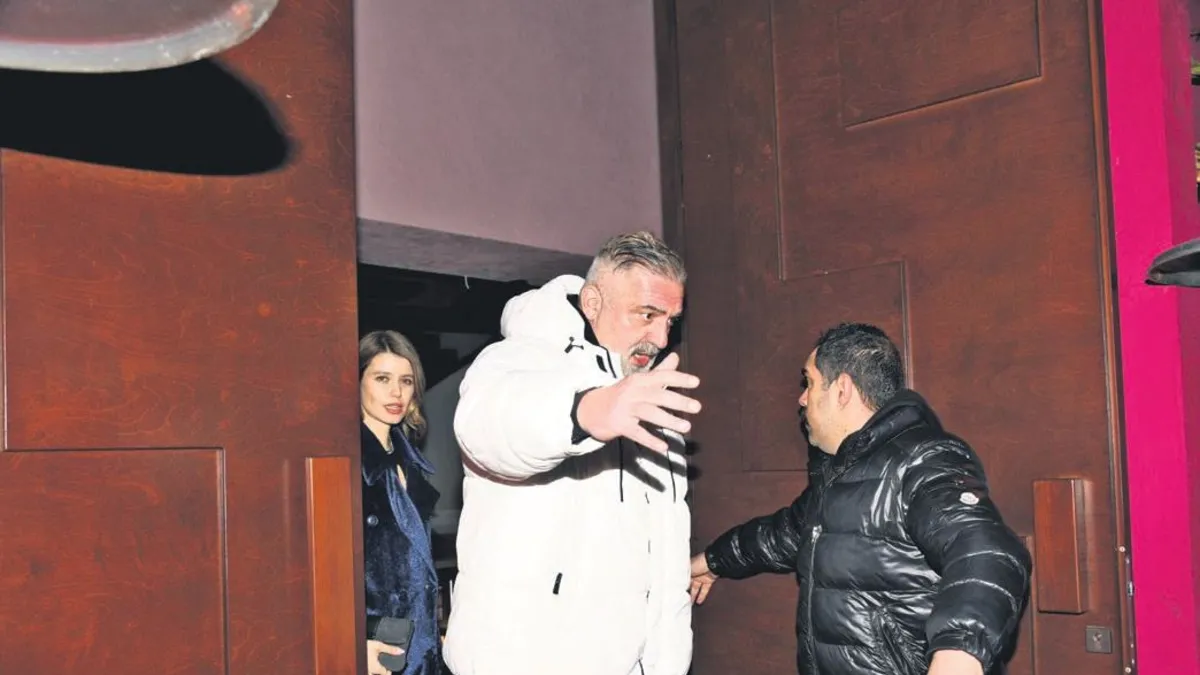 Ünlü çift Kenan Doğulu ve Beren Saat mekan çıkışı kameralara görüntü vermek istemedi!