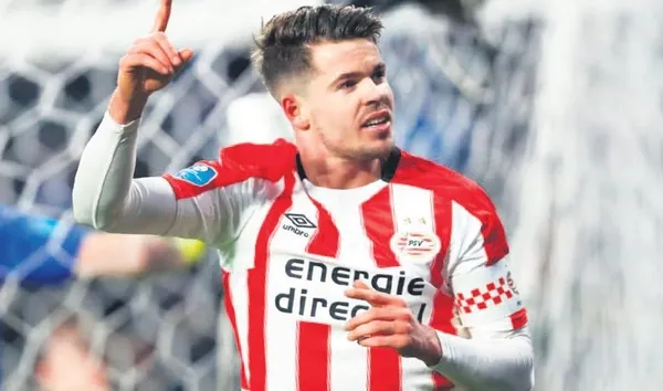 Phillip Cocu Fener’de Van Ginkel de imzayı atıyor