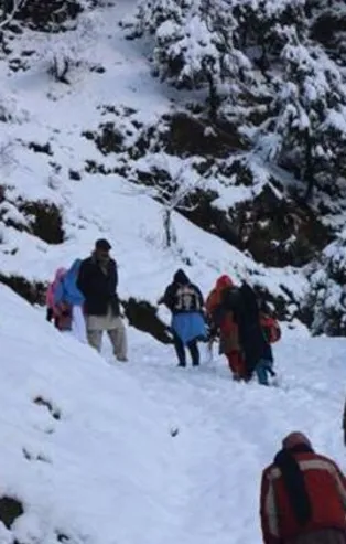 Pakistan'da büyük şok! Kar yağışı sebebiyle hayatını kaybedenlerin sayısı 95'e çıktı