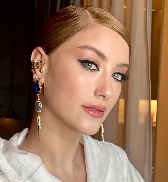 hazal-kaya-ve-seda-bakanin-ortak-guzellik-sirri-ortaya-cikti-kagit-gibi-bir-cilt-icin-her-gun-1715529218123.jpg Ünlülerin pürüzsüz cildi bu doğal mucizede saklıymış! Meğer Seda Bakan ve Hazal Kaya da..-4