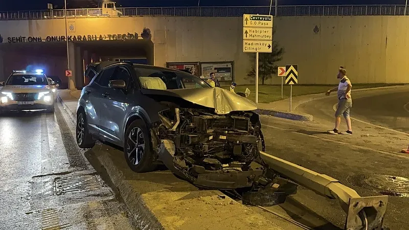 Arnavutköy'de feci kaza! Sürücü direksiyon hakimiyetini kaybetti | Otomobil elektrik direğine çarptı: 1'i çocuk 2 yaralı (İHA)