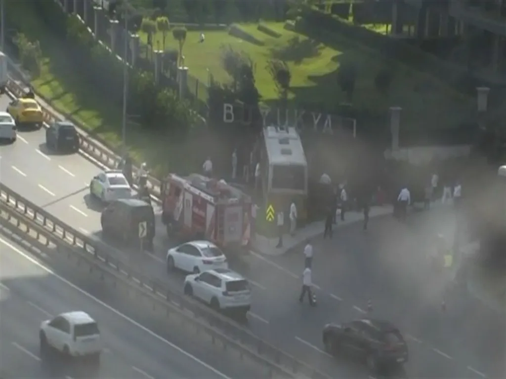 zeytinburnunda-iett-kazasi-yaralilar-var-1787925903543.jpeg Zeytinburnu’nda İETT kazası: Ölü ve yaralılar var! Kennedy Caddesi yan yol trafiğe kapatıldı-1