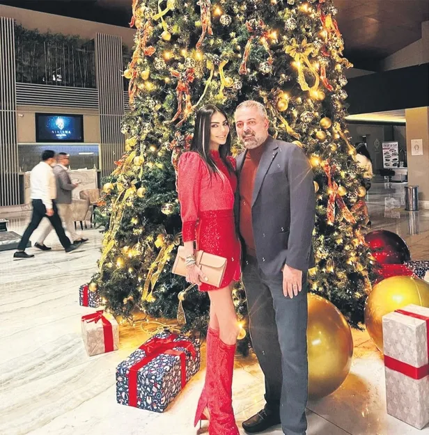 aska-geldiler-ozcan-deniz-iranli-sevgilisi-samar-dadgara-bakarak-sarkilarini-seslendirdi-1641154583439.jpeg Aşka geldiler! Özcan Deniz İranlı sevgilisi Samar Dadgar'a bakarak şarkılarını seslendirdi.-18