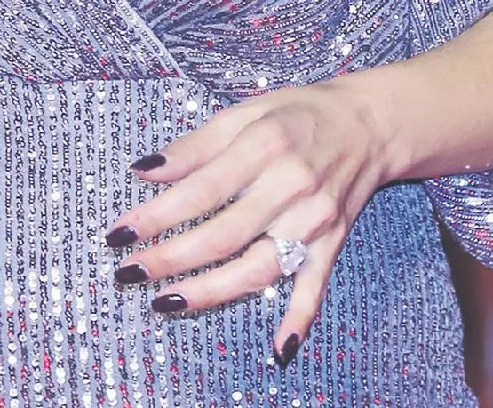 Türk Müziği’nin güçlü sesi Linet’in dev tektaşı dikkat çekti!