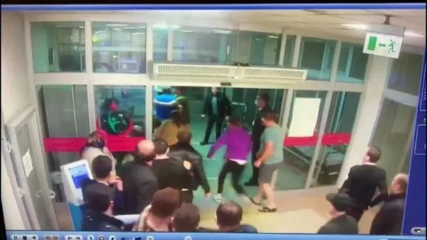 Öğrencilerin kavgasına aileler de karıştı: Bir kadın hastane önünde silahla vuruldu!-5