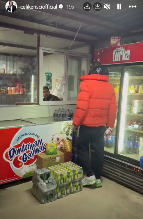 Şarkıcı Çelik Hatay’da borç kapattı çamurlu kıyafetle sahneye çıktı: "Ramazan paylaşmak demek"-6