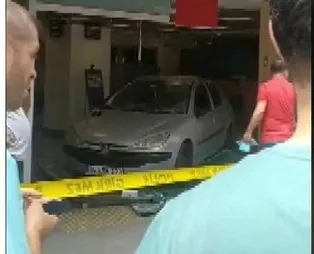 Bahçelievler'de sürücüsünün paniğe kapıldığı otomobil bankaya girdi