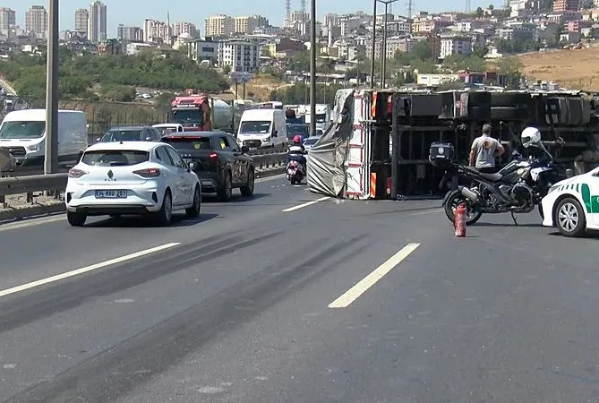 TEM’de kamyon devrildi