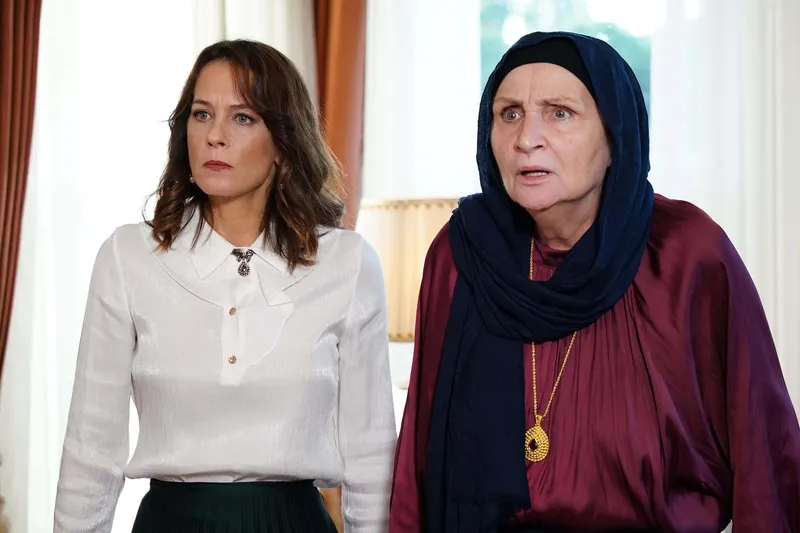 canfezadan-rest-bir-gece-masali-13bolum-2-fragmani-yayinlandi-beni-gelininiz-olarak-kabul-edeceksiniz-1732352262444.jpg