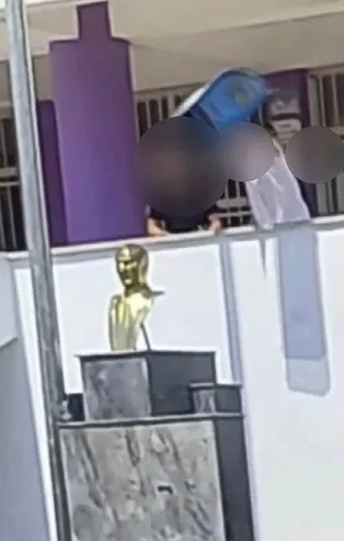 Bağcılar'da tepki çeken görüntü! Atatürk büstüne çöp kovası fırlatan çocuklar gözaltında