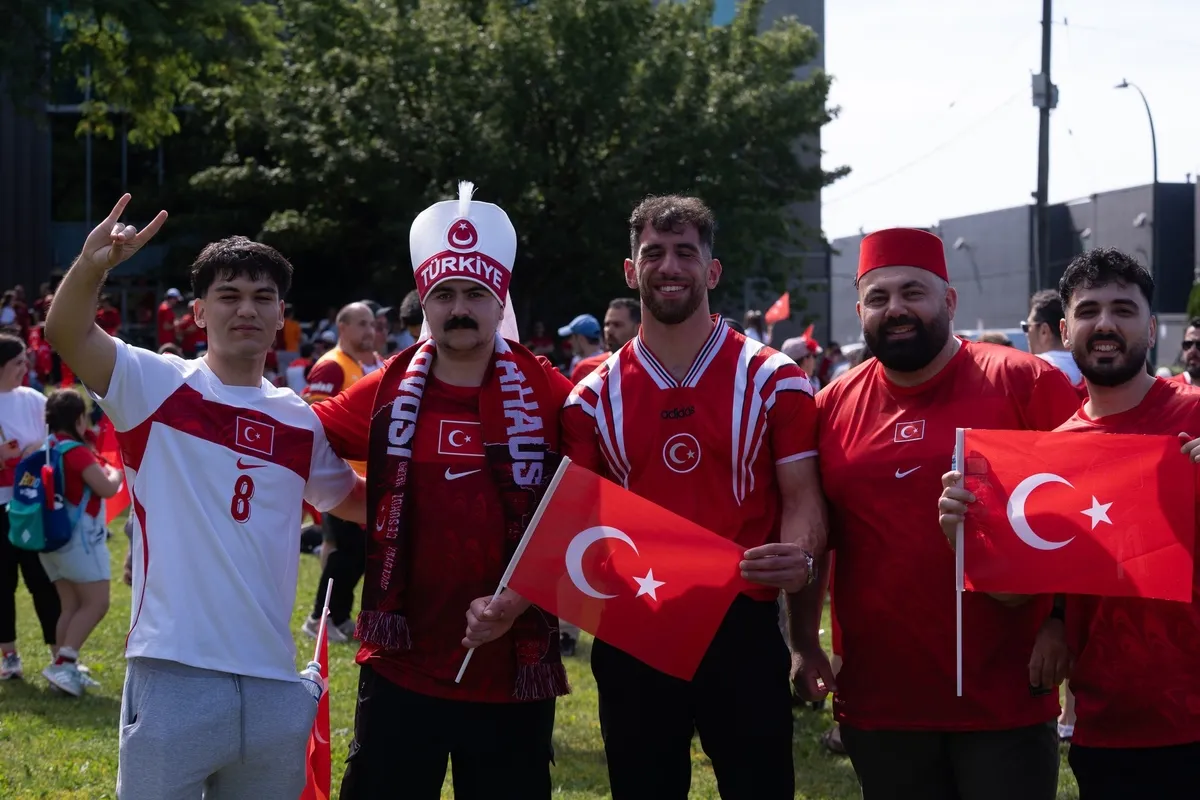 Ay-yıldız kıyam! Önce namaza sonra meydanlara: A Milli Takım'a tekbirlerle destek-7