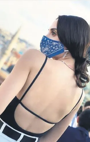 Caner Erkin'in eşi Şükran Ovalı'dan maske paylaşımı