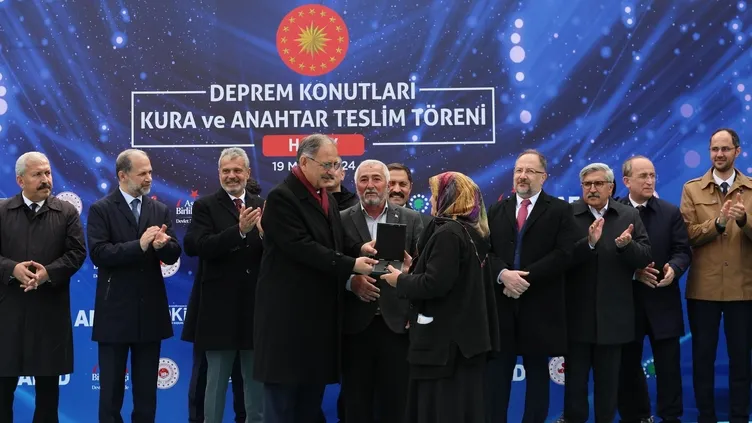 Depremzedeler yeni konutlarına kavuştu! Bakan Özhaseki: “30 bin 723 afet konutunu daha hak sahiplerine teslim ettik”