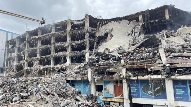 İmamoğlu Başakşehir'deki fabrika yangınına 70 saat sonra geldi! Kendisine tepki gösteren vatandaşı umursamadı-1