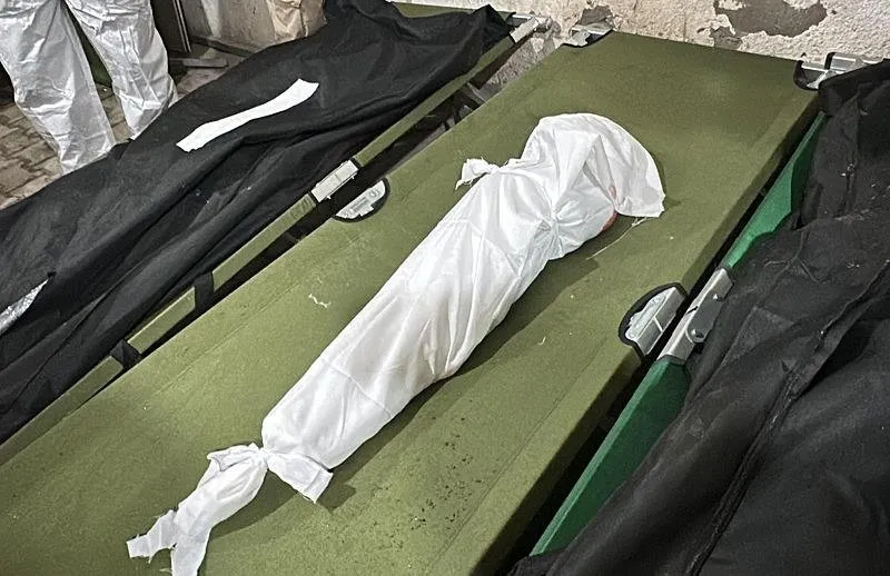 Refah kentine düzenlenen hava saldırısı sonucu aralarında çocukların da bulunduğu hayatını kaybedenlerin cenazeleri, hastaneye getirildi. (7 Mayıs 2024)