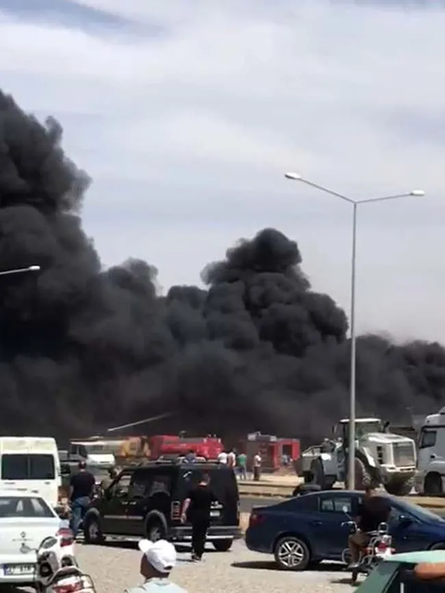 Gaziantep'de plastik malzemelerinin satıldığı iş yerinde yangın! 5 araç kullanılamaz halde-2