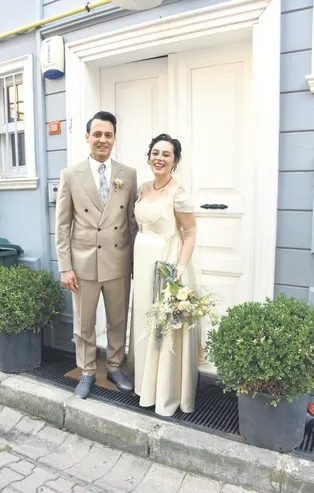 Demet Evgar ve Levent Babataş’ın yaptığı düğün mahalleliyi isyan ettirdi! Sosyetenin tanınmış ismi Pelin Doğan'da sert tepki