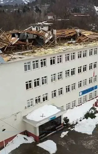 Bartın'da fırtına okul çatısını uçurdu