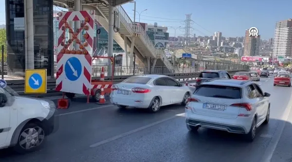 Son dakika: İş bilmez İBB yine vatandaşı çileden çıkardı! Gündüz yapılan metrobüs yolu bakım çalışması trafiği daha da artırdı-6