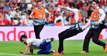 Liverpool-Chelsea maçında sahaya atlayan Youtuber hakkında karar verildi