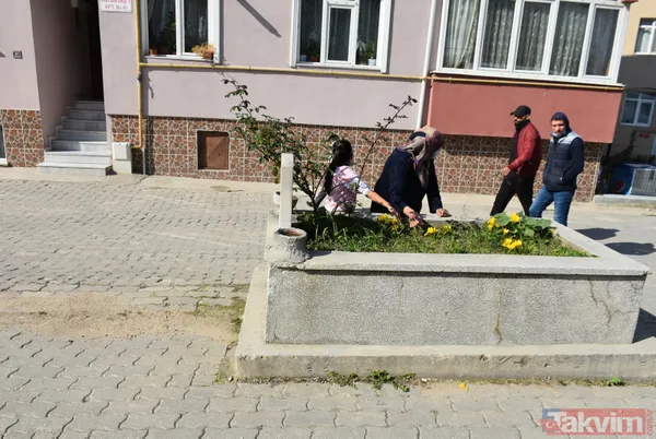 Yolun ortasında sır mezar! Araçlar yavaşladığı için mahalleli kaldırmadı - 8