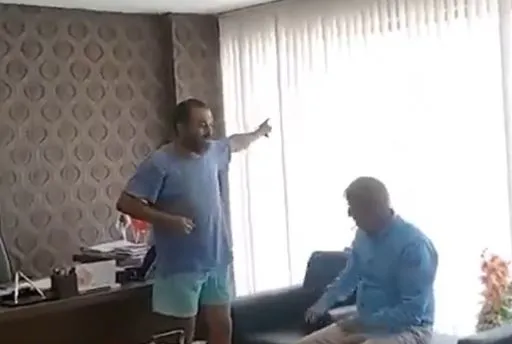 canina-tak-etti-chpli-antalya-buyuksehir-belediyesinin-asat-binasini-basti-34-gundur-suyum-yok-1691153072562.jpg Canına tak etti! CHP'li Antalya Büyükşehir Belediyesi'nin ASAT binasını bastı: 34 gündür suyum yok-4