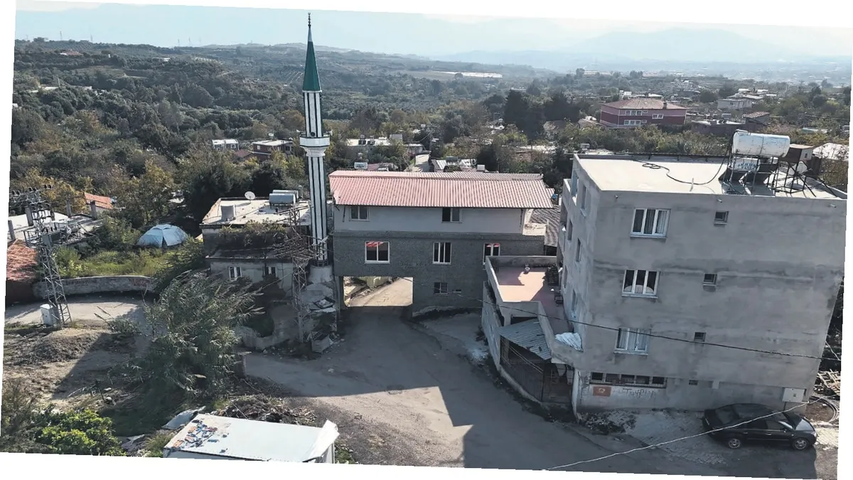 Altından yol geçen cami: Üzengili Köyü’nde ibadet ve trafik bir arada!