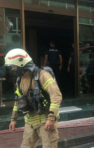 Son dakika: İstanbul'da otel yangını! Turistler kendilerini dışarı attı