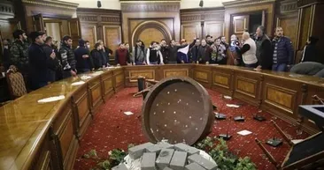 Azerbaycan kazandı, Ermenistan karıştı! Paşinyanın eşyalarını bile çaldılar