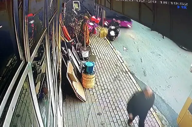 İstanbul'da korkunç kaza! İki otobüsün arasında kaldı