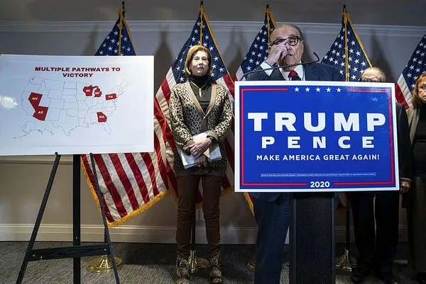 ABD'de seçimler yenileniyor mu? Trump'ın avukatı Rudy Giuliani harita üzerinden gösterdi sonrasında ise rezil oldu-6