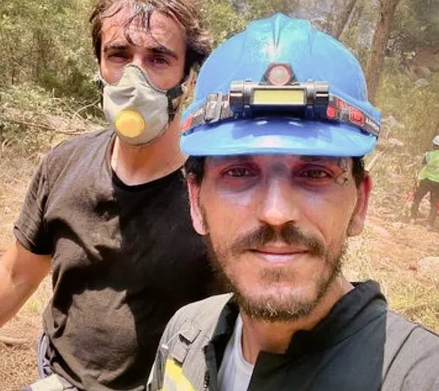 Elinde hortumla yangının ortasına giren İbrahim Çelikkol'dan açıklama var! 3 gece sabahladı 'bütün cesur yüreklere selam olsun'-9