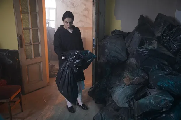 Masumlar Apartmanı'nda ölümüne meydan okuyor ama bu kez sert kayaya çarpıyor! 14.yeni bölümde Safiye, Gülben, Han allak bullak-14