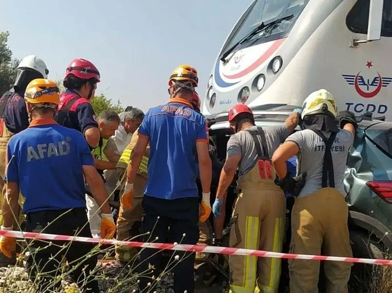 İzmir'de feci kaza! Hemzemin geçitte yolcu treni otomobile çarptı aynı aileden 3 kişi öldü-3