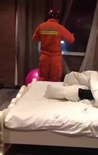 Otelde yılanlı tecavüz!