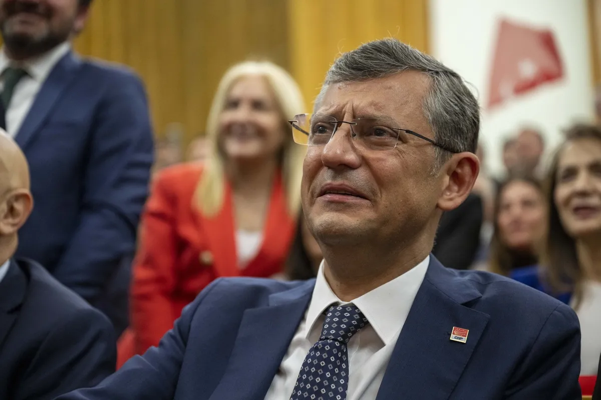 1779633167672.jpg Özgür Özel’in Kılıçdaroğlu arşivi açıldı | Bugün hain dediğinin önünde eğiliyordu-2