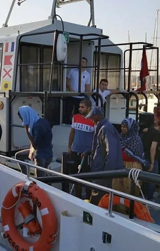 İzmir'de 69 düzensiz göçmen yakalandı