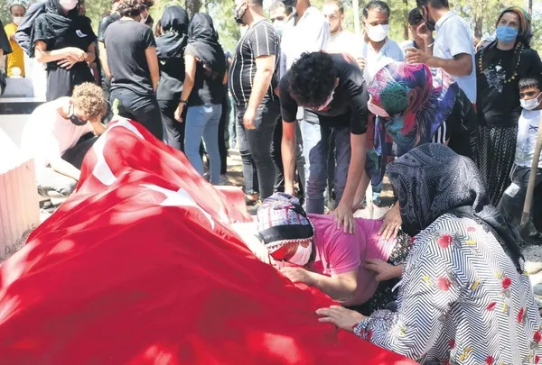 Azra Gülendam Haytaoğlu vahşice öldürüldü! Ailesi ve arkadaşları, cenaze töreninde gözyaşlarına boğuldu-2